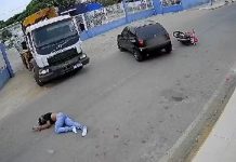 Motociclista é arremessado após batida com carro
