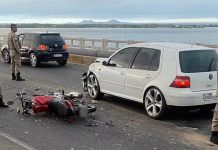 Homem morre e outro fica ferido após batida entre motocicleta e carro; latas de bebida alcoólica foram achadas em veículo