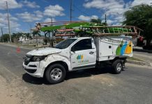 Caminhonete da Coelba com dois colaboradores se envolve em acidente, capota e quase atinge moto Caminhonete da Coelba com dois colaboradores se envolve em acidente