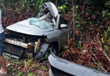 Motorista morre após tentar fazer ultrapassagem, derrapar carro e colidir com van Motorista morre após tentar fazer ultrapassagem, derrapar carro e colidir com van