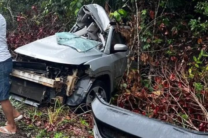 Motorista morre após tentar fazer ultrapassagem, derrapar carro e colidir com van