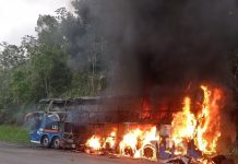 Homem se tranca no banheiro e ateia fogo em ônibus com mais de 40 passageiros Homem se tranca no banheiro e ateia fogo em ônibus com 40 passageiros