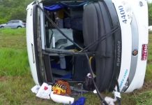 10 pessoas ficam feridas após ônibus intermunicipal tombar em rodovia na Bahia