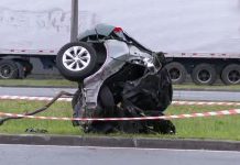 Homem morre após carro partir ao meio em grave acidente