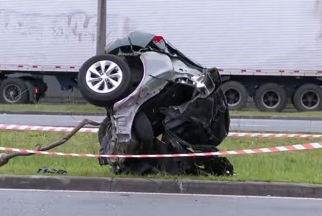 Homem morre após carro partir ao meio em grave acidente