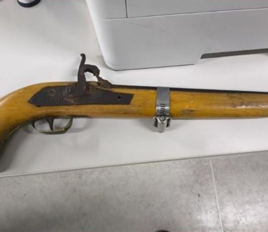 Polícia Militar apreende arma artesanal após denuncia de ameaça em Iaçu Polícia Militar apreende arma artesanal após denuncia de ameaça em Iaçu