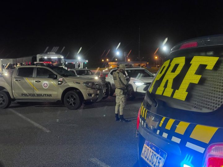 PRF e PMBA realizam operação integrada no pedágio de Simões Filho