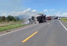 Semirreboque de carreta bitrem pega fogo na BR-242 Semirreboque de carreta bitrem carregada de pluma de algodão pegou fogo na Bahia