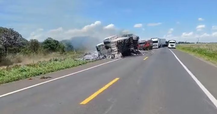 Semirreboque de carreta bitrem carregada de pluma de algodão pegou fogo na Bahia