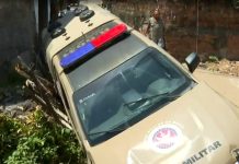 Policiais militares ficam feridos após viatura cair em córrego