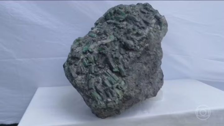 Esmeralda de 69 kg avaliada em R$ 1 bilhão é arrematada por R$ 50 milhões em leilão na Bahia