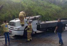 Motorista morre após caminhão carregado de leite capotar na BR-101; carga foi saqueada
