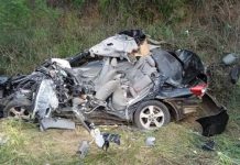 Batida entre carro e caminhão termina com duas pessoas mortas e três feridas Batida entre carro e caminhão termina com duas pessoas mortas e três feridas