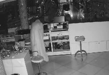 Câmeras flagram “fantasma” invadindo loja e furtando caixa na Bahia Homem invade loja de calçados em Brumado coberto com lençol