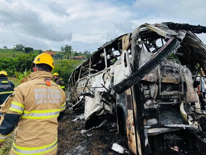 Acidente com ônibus da Entram deixa 22 mortos na BR-116