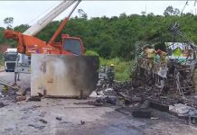 Pedra de granito que caiu de carreta pode ser a causa do trágico acidente que matou 38 pessoas na BR-116 Pedra de granito que caiu de carreta pode ser a causa do trágico acidente que matou 38 pessoas na BR-116