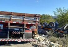 Dois homens morrem após batida entre três caminhões Dois homens morrem após batida entre três caminhões