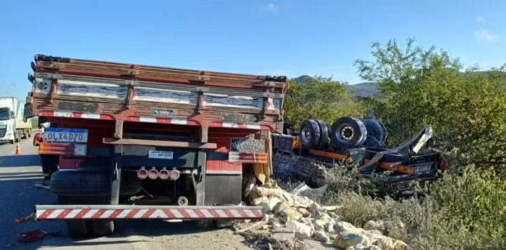 Dois homens morrem após batida entre três caminhões