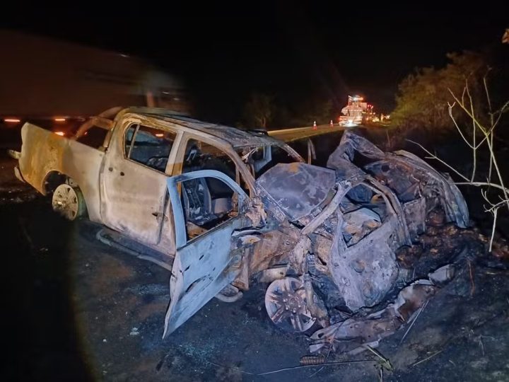 Acidente entre carro e caminhonete deixa dois mortos e dois feridos na BR-116