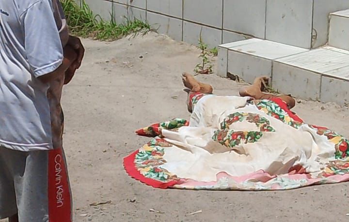 Jovem é morto a tiros no meio da rua