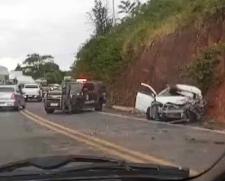 Homem morre após colisão entre carro e caminhão na BR-101 em Itamaraju