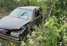 Três pessoas ficam feridas após capotamento de carro na BA-161