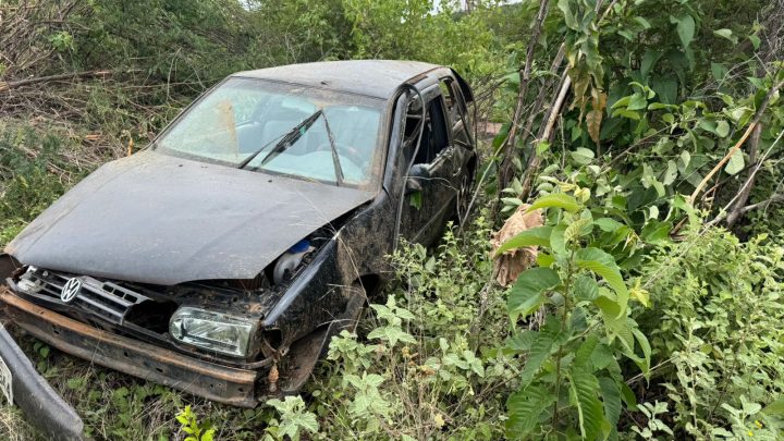 Três pessoas ficam feridas após capotamento de carro na BA-161