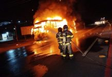 Ônibus com 46 estudantes pega fogo em Jequié