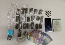 Após perseguição, homem abandona carro com drogas e foge a pé em Iaçu POLÍCIA MILITAR APREENDE DROGAS E MUNIÇÕES DURANTE OPERAÇÃO EM IAÇU