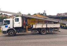 PRF flagra caminhão transitando na rodovia com carga irregular na carroceria