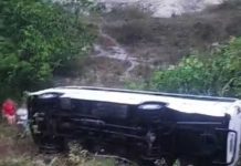 30 pessoas ficam fericas após micro-ônibus capotar e cair em ribanceira 30 pessoas ficam fericas após micro-ônibus capotar e cair em ribanceira