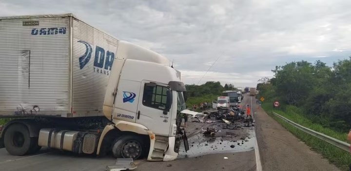 Quatro pessoas morrem após batida entre caminhão e carro no sudoeste da Bahia