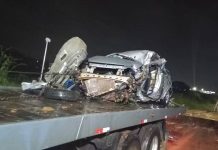 Jovem morre após batida entre carro e carreta na BR-242 Jovem morre após batida entre carro e carreta na BR-242
