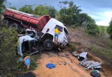 Quatro pessoas da mesma família morrem após batida entre caminhão e dois carros na Bahia
