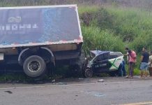 Batida com caminhão mata três pessoas da mesma família Batida com caminhão matou três pessoas da mesma família e deixa carro retorcido na Bahia