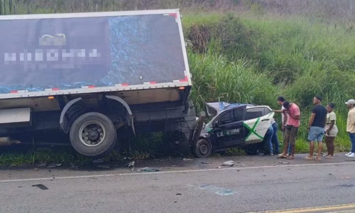 Batida com caminhão matou três pessoas da mesma família e deixa carro retorcido na Bahia