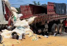 Batida entre caminhões mata três pessoas no interior da Bahia Batida entre caminhões matou três pessoas no interior da Bahia