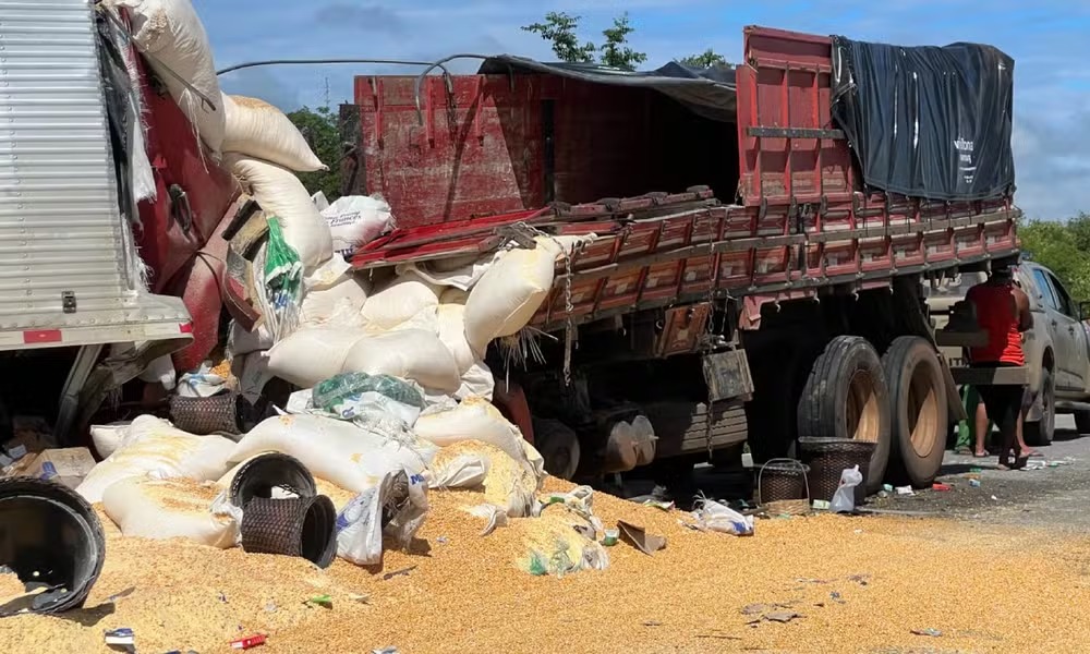 Batida entre caminhões matou três pessoas no interior da Bahia