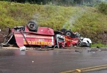 Cinco pessoas morrem após colisão entre caminhão dos bombeiros e carro