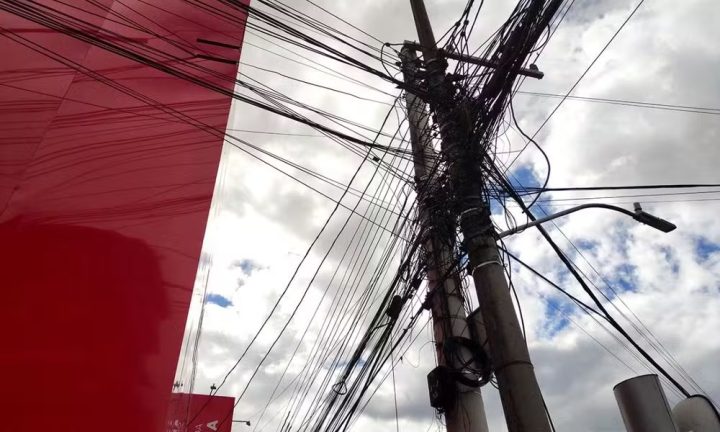 Prefeito de Feira de Santana sanciona lei para organizar fiação aérea