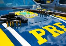 PRF prende dois homens armados em caminhonete sem emplacamento em Simões Filho