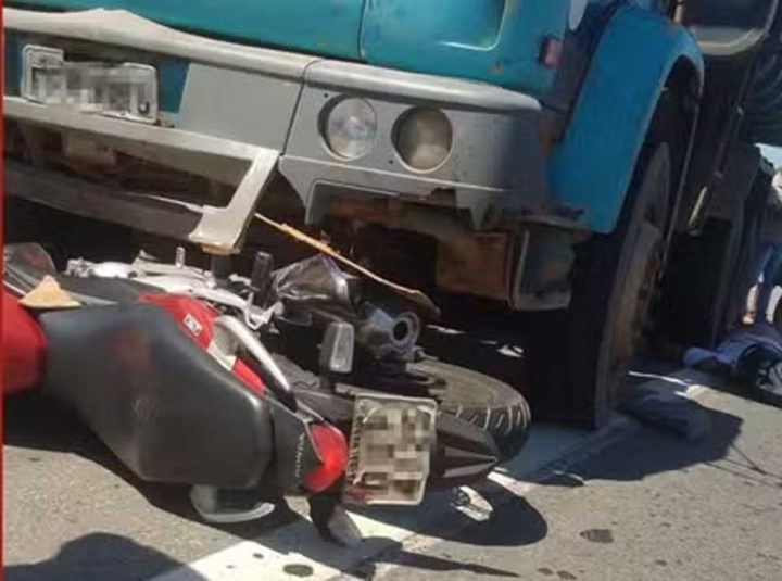 Motociclista morre e passageiro fica ferido após batida com caminhão