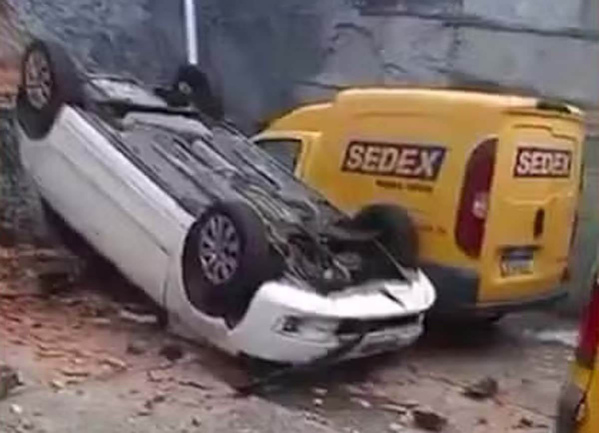 Motorista perde controle de direção e invade unidade dos Correios