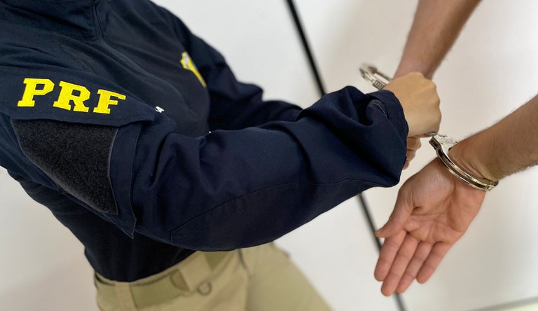 Homem é preso pela PRF após importunação sexual e roubo em ônibus na BR-116