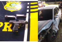 Motorista foge de abordagem, faz manobras arriscadas, bate em poste e acaba preso pela PRF por porte ilegal de arma de fogo