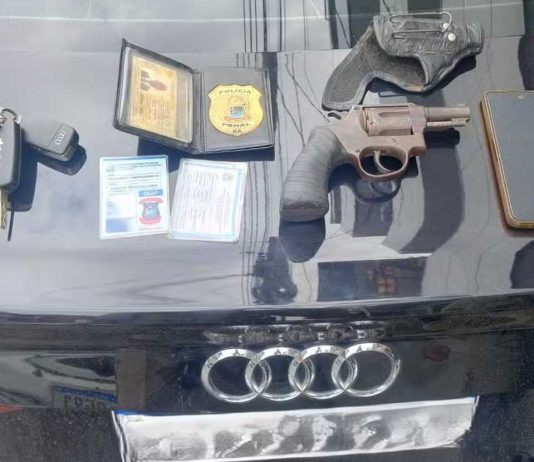 Falso policial é preso com carro roubado Falso policial é preso com carro roubado em Salvador