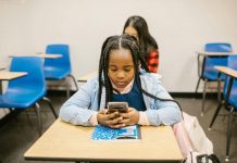 Presidente Lula sanciona lei que limita uso de celulares nas escolas