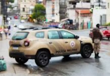 Três policiais militares são presos por roubo de celular durante abordagem