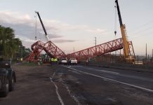 Carreta derruba passarela na BR-324 e rodovia é interditada nos dois sentidos