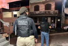Cinco homens morrem e 9 são presos em operação policial Quatro homens morrem e oito são presos em operação contra suspeitos de homicídios, tráfico de drogas e roubos de veículos na BA